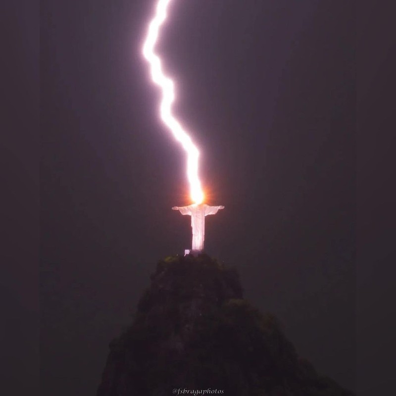 Pada Sabtu malam, salah satu dari tujuh keajaiban dunia yang baru, patung Christ the Redeemer di Rio De Janeiro, Brazil, disambar petir. Pada Sabtu malam, salah satu dari tujuh keajaiban dunia yang baru, patung Christ the Redeemer di Rio De Janeiro, Brazil, disambar petir. (Instagram @fsbragaphotos)