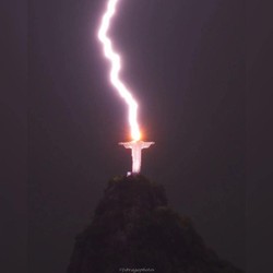 Patung Yesus Raksasa Langganan Tersambar Petir, Kenapa Ya?