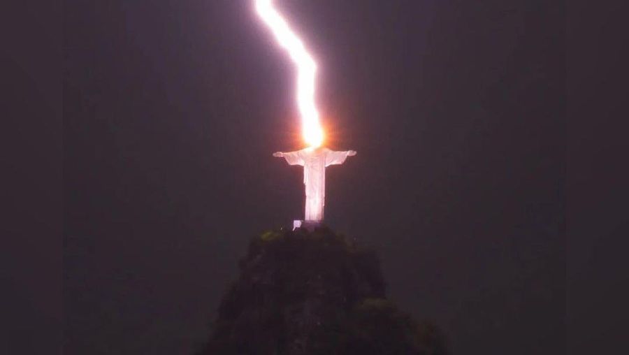 Pada Sabtu malam, salah satu dari tujuh keajaiban dunia yang baru, patung Christ the Redeemer di Rio De Janeiro, Brazil, disambar petir. (Instagram @fsbragaphotos)