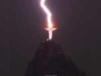 Begini Detik-Detik Patung Yesus Disambar Petir di Brasil