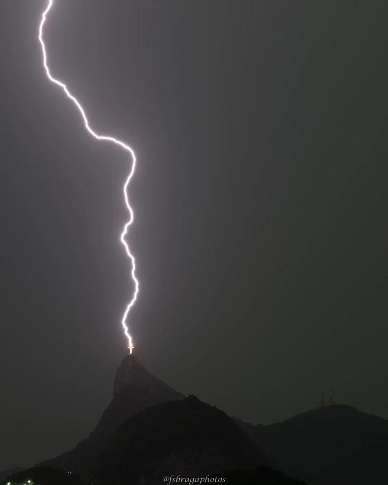 Pada Sabtu malam, salah satu dari tujuh keajaiban dunia yang baru, patung Christ the Redeemer di Rio De Janeiro, Brazil, disambar petir. Pada Sabtu malam, salah satu dari tujuh keajaiban dunia yang baru, patung Christ the Redeemer di Rio De Janeiro, Brazil, disambar petir. (Instagram @fsbragaphotos)