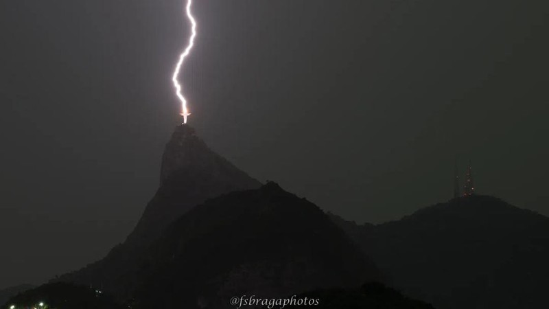 Pada Sabtu malam, salah satu dari tujuh keajaiban dunia yang baru, patung Christ the Redeemer di Rio De Janeiro, Brazil, disambar petir. (Instagram @fsbragaphotos)