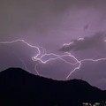 Alasan Jangan Sentuh Air Mengalir Saat Ada Petir