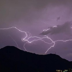 Alasan Jangan Sentuh Air Mengalir Saat Ada Petir