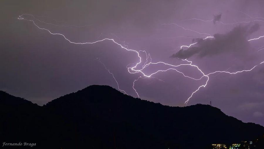 Pada Sabtu malam, salah satu dari tujuh keajaiban dunia yang baru, patung Christ the Redeemer di Rio De Janeiro, Brazil, disambar petir. (Instagram @fsbragaphotos)