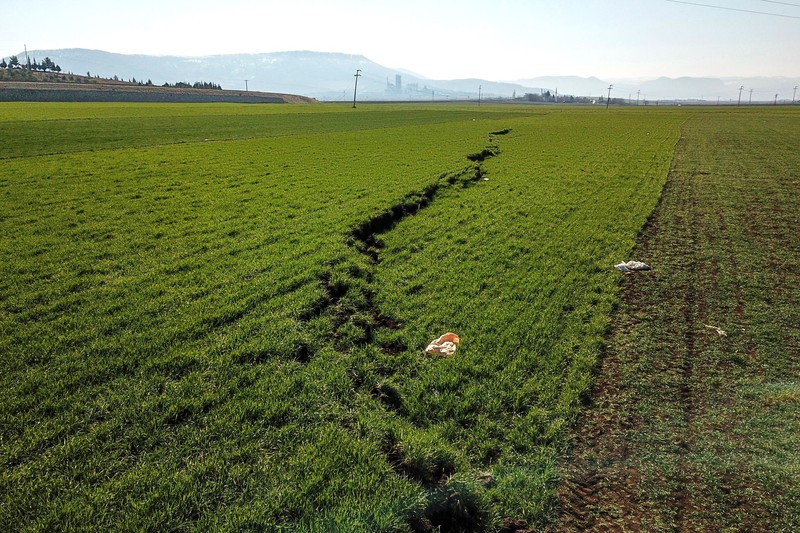 Pemandangan udara menyelam di Taman Aydinbaba dan membentuk lubang setelah gempa berkekuatan 7,7 dan 7,6 melanda beberapa provinsi di Turkiye termasuk Gaziantep pada 12 Februari 2023. Pemandangan udara menyelam di Taman Aydinbaba dan membentuk lubang setelah gempa berkekuatan 7,7 dan 7,6 melanda beberapa provinsi di Turkiye termasuk Gaziantep pada 12 Februari 2023. Senin dini hari, gempa berkekuatan 7,7 yang kuat, berpusat di distrik Pazarcik, mengguncang Kahramanmaras dan berguncang kuat beberapa provinsi, termasuk Gaziantep, Sanliurfa, Diyarbakir, Adana, Adiyaman, Malatya, Osmaniye, Hatay, dan Kilis. Kemudian, pada pukul 13.24. (1024GMT), gempa berkekuatan 7,6 yang berpusat di distrik Elbistan Kahramanmaras melanda wilayah tersebut. Turkiye mengumumkan 7 hari berkabung nasional setelah gempa bumi mematikan di provinsi selatan. (Mehmet Akif Parlak/Anadolu Agency via Getty Images)