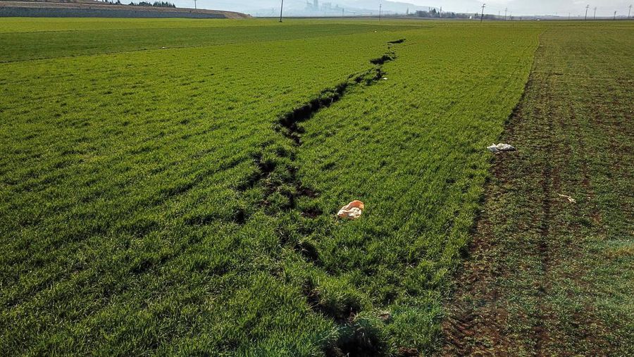 Pemandangan udara menyelam di Taman Aydinbaba dan membentuk lubang setelah gempa berkekuatan 7,7 dan 7,6 melanda beberapa provinsi di Turkiye termasuk Gaziantep pada 12 Februari 2023. Senin dini hari, gempa berkekuatan 7,7 yang kuat, berpusat di distrik Pazarcik, mengguncang Kahramanmaras dan berguncang kuat beberapa provinsi, termasuk Gaziantep, Sanliurfa, Diyarbakir, Adana, Adiyaman, Malatya, Osmaniye, Hatay, dan Kilis. Kemudian, pada pukul 13.24. (1024GMT), gempa berkekuatan 7,6 yang berpusat di distrik Elbistan Kahramanmaras melanda wilayah tersebut. Turkiye mengumumkan 7 hari berkabung nasional setelah gempa bumi mematikan di provinsi selatan. (Mehmet Akif Parlak/Anadolu Agency via Getty Images)