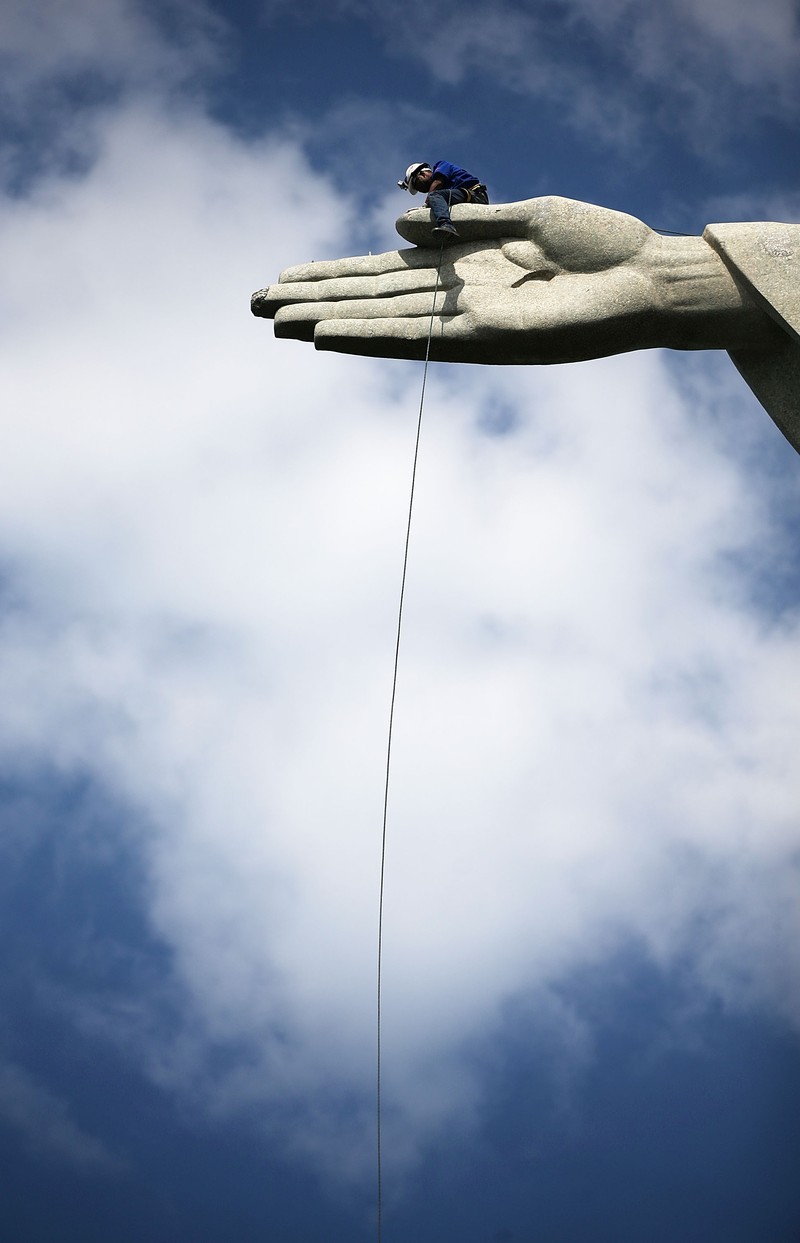 Pada Sabtu malam, salah satu dari tujuh keajaiban dunia yang baru, patung Christ the Redeemer di Rio De Janeiro, Brazil, disambar petir. Pada Sabtu malam, salah satu dari tujuh keajaiban dunia yang baru, patung Christ the Redeemer di Rio De Janeiro, Brazil, disambar petir. (Instagram @fsbragaphotos)
