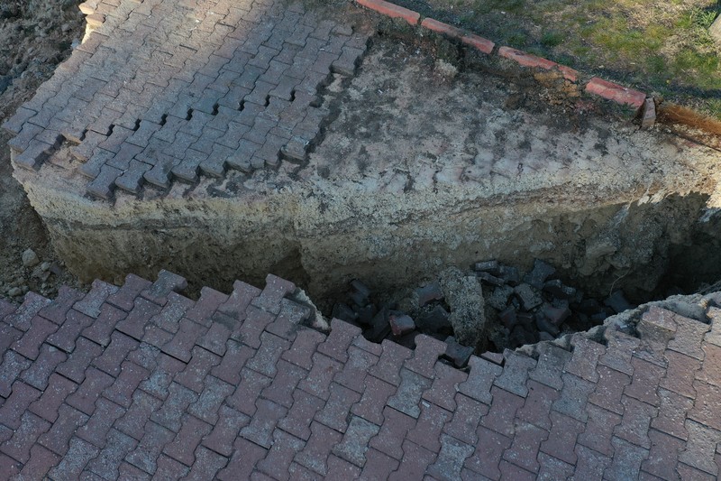 Pemandangan udara menyelam di Taman Aydinbaba dan membentuk lubang setelah gempa berkekuatan 7,7 dan 7,6 melanda beberapa provinsi di Turkiye termasuk Gaziantep pada 12 Februari 2023. Pemandangan udara menyelam di Taman Aydinbaba dan membentuk lubang setelah gempa berkekuatan 7,7 dan 7,6 melanda beberapa provinsi di Turkiye termasuk Gaziantep pada 12 Februari 2023. Senin dini hari, gempa berkekuatan 7,7 yang kuat, berpusat di distrik Pazarcik, mengguncang Kahramanmaras dan berguncang kuat beberapa provinsi, termasuk Gaziantep, Sanliurfa, Diyarbakir, Adana, Adiyaman, Malatya, Osmaniye, Hatay, dan Kilis. Kemudian, pada pukul 13.24. (1024GMT), gempa berkekuatan 7,6 yang berpusat di distrik Elbistan Kahramanmaras melanda wilayah tersebut. Turkiye mengumumkan 7 hari berkabung nasional setelah gempa bumi mematikan di provinsi selatan. (Mehmet Akif Parlak/Anadolu Agency via Getty Images)