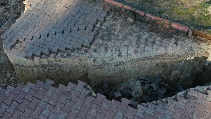 Pemandangan udara menyelam di Taman Aydinbaba dan membentuk lubang setelah gempa berkekuatan 7,7 dan 7,6 melanda beberapa provinsi di Turkiye termasuk Gaziantep pada 12 Februari 2023. Senin dini hari, gempa berkekuatan 7,7 yang kuat, berpusat di distrik Pazarcik, mengguncang Kahramanmaras dan berguncang kuat beberapa provinsi, termasuk Gaziantep, Sanliurfa, Diyarbakir, Adana, Adiyaman, Malatya, Osmaniye, Hatay, dan Kilis. Kemudian, pada pukul 13.24. (1024GMT), gempa berkekuatan 7,6 yang berpusat di distrik Elbistan Kahramanmaras melanda wilayah tersebut. Turkiye mengumumkan 7 hari berkabung nasional setelah gempa bumi mematikan di provinsi selatan. (Mehmet Akif Parlak/Anadolu Agency via Getty Images)