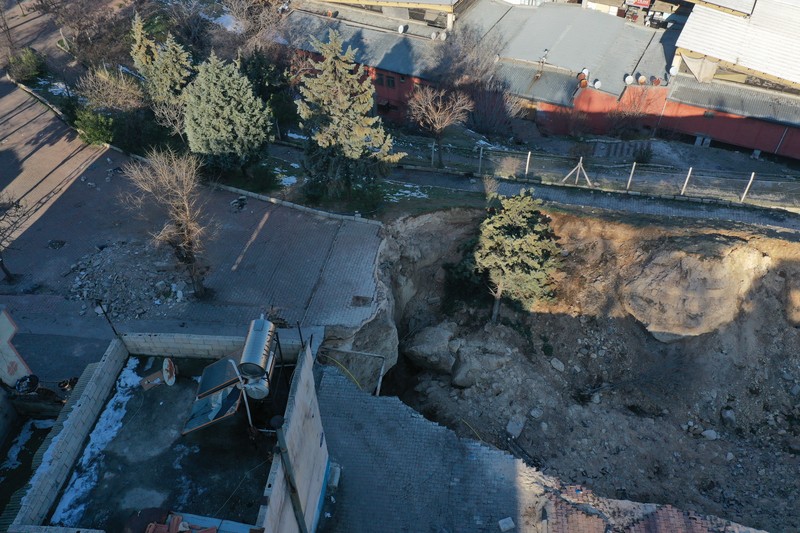 Pemandangan udara menyelam di Taman Aydinbaba dan membentuk lubang setelah gempa berkekuatan 7,7 dan 7,6 melanda beberapa provinsi di Turkiye termasuk Gaziantep pada 12 Februari 2023. Pemandangan udara menyelam di Taman Aydinbaba dan membentuk lubang setelah gempa berkekuatan 7,7 dan 7,6 melanda beberapa provinsi di Turkiye termasuk Gaziantep pada 12 Februari 2023. Senin dini hari, gempa berkekuatan 7,7 yang kuat, berpusat di distrik Pazarcik, mengguncang Kahramanmaras dan berguncang kuat beberapa provinsi, termasuk Gaziantep, Sanliurfa, Diyarbakir, Adana, Adiyaman, Malatya, Osmaniye, Hatay, dan Kilis. Kemudian, pada pukul 13.24. (1024GMT), gempa berkekuatan 7,6 yang berpusat di distrik Elbistan Kahramanmaras melanda wilayah tersebut. Turkiye mengumumkan 7 hari berkabung nasional setelah gempa bumi mematikan di provinsi selatan. (Mehmet Akif Parlak/Anadolu Agency via Getty Images)