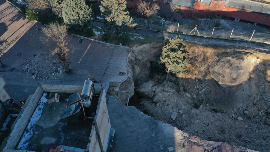 Pemandangan udara menyelam di Taman Aydinbaba dan membentuk lubang setelah gempa berkekuatan 7,7 dan 7,6 melanda beberapa provinsi di Turkiye termasuk Gaziantep pada 12 Februari 2023. Senin dini hari, gempa berkekuatan 7,7 yang kuat, berpusat di distrik Pazarcik, mengguncang Kahramanmaras dan berguncang kuat beberapa provinsi, termasuk Gaziantep, Sanliurfa, Diyarbakir, Adana, Adiyaman, Malatya, Osmaniye, Hatay, dan Kilis. Kemudian, pada pukul 13.24. (1024GMT), gempa berkekuatan 7,6 yang berpusat di distrik Elbistan Kahramanmaras melanda wilayah tersebut. Turkiye mengumumkan 7 hari berkabung nasional setelah gempa bumi mematikan di provinsi selatan. (Mehmet Akif Parlak/Anadolu Agency via Getty Images)