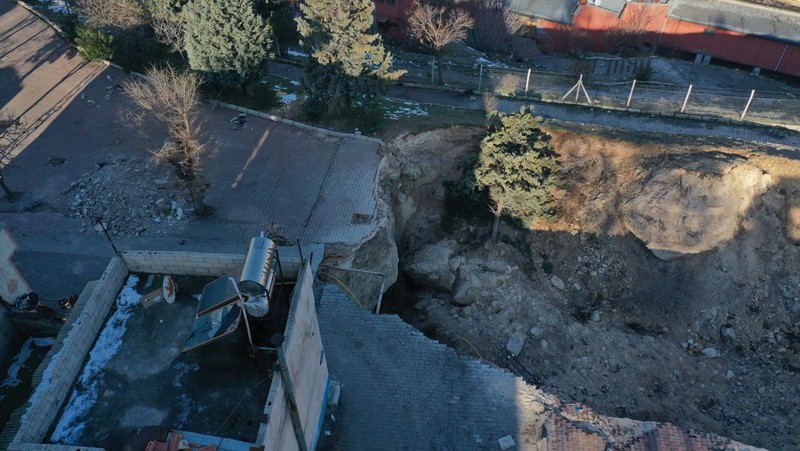 Pemandangan udara menyelam di Taman Aydinbaba dan membentuk lubang setelah gempa berkekuatan 7,7 dan 7,6 melanda beberapa provinsi di Turkiye termasuk Gaziantep pada 12 Februari 2023. Senin dini hari, gempa berkekuatan 7,7 yang kuat, berpusat di distrik Pazarcik, mengguncang Kahramanmaras dan berguncang kuat beberapa provinsi, termasuk Gaziantep, Sanliurfa, Diyarbakir, Adana, Adiyaman, Malatya, Osmaniye, Hatay, dan Kilis. Kemudian, pada pukul 13.24. (1024GMT), gempa berkekuatan 7,6 yang berpusat di distrik Elbistan Kahramanmaras melanda wilayah tersebut. Turkiye mengumumkan 7 hari berkabung nasional setelah gempa bumi mematikan di provinsi selatan. (Mehmet Akif Parlak/Anadolu Agency via Getty Images)