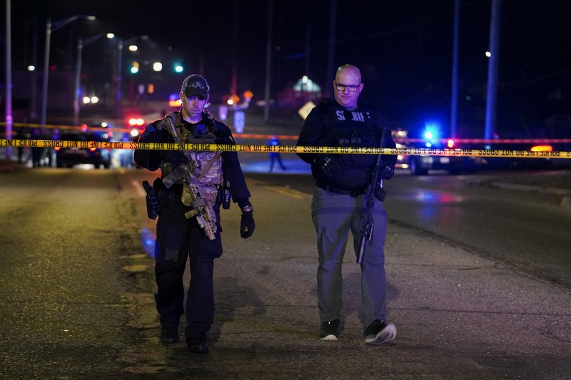 Petugas polisi berjalan di dekat lokasi tersangka berada ketika mereka menanggapi penembakan di Michigan State University di East Lansing, Michigan, AS, 14 Februari 2023. Petugas polisi berjalan di dekat lokasi tersangka berada ketika mereka menanggapi penembakan di Michigan State University di East Lansing, Michigan, AS, 14 Februari 2023. (REUTERS/Dieu-Nalio Chery
)