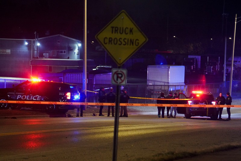 Petugas polisi berjalan di dekat lokasi tersangka berada ketika mereka menanggapi penembakan di Michigan State University di East Lansing, Michigan, AS, 14 Februari 2023. Petugas polisi berjalan di dekat lokasi tersangka berada ketika mereka menanggapi penembakan di Michigan State University di East Lansing, Michigan, AS, 14 Februari 2023. (REUTERS/Dieu-Nalio Chery
)