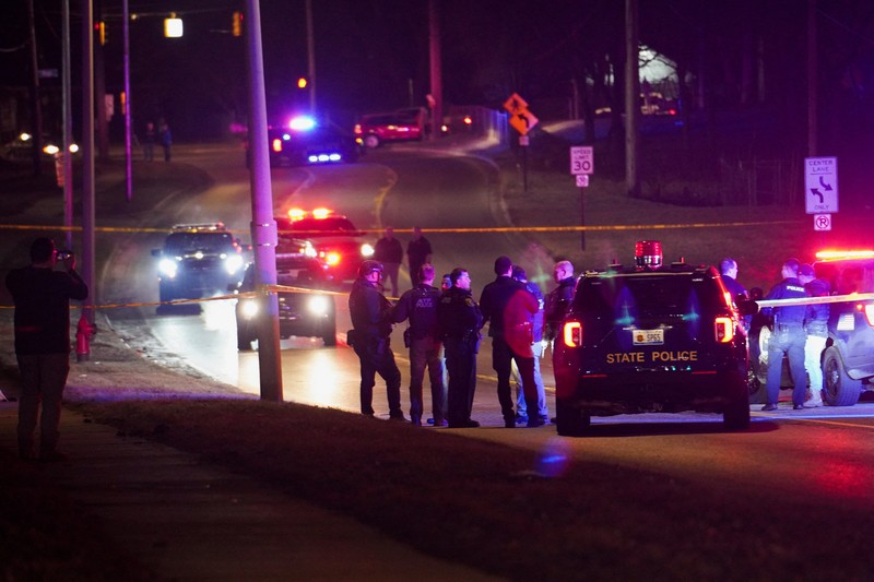 Petugas polisi berjalan di dekat lokasi tersangka berada ketika mereka menanggapi penembakan di Michigan State University di East Lansing, Michigan, AS, 14 Februari 2023. Petugas polisi berjalan di dekat lokasi tersangka berada ketika mereka menanggapi penembakan di Michigan State University di East Lansing, Michigan, AS, 14 Februari 2023. (REUTERS/Dieu-Nalio Chery
)