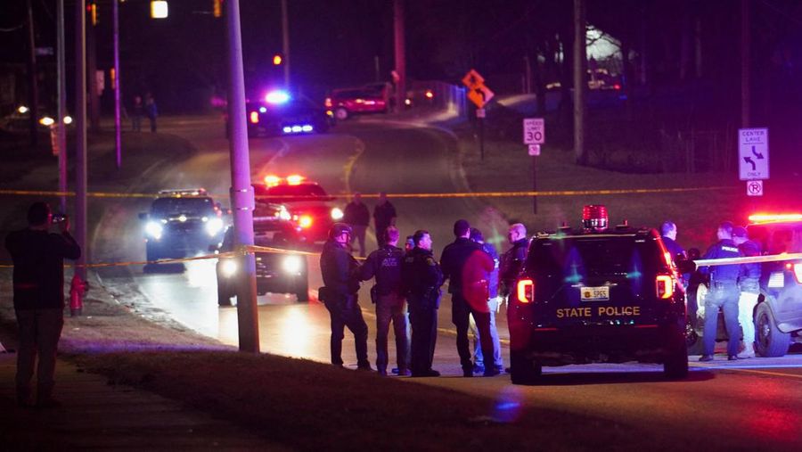 Petugas polisi mengepung lokasi tersangka saat mereka menanggapi penembakan di Michigan State University di East Lansing, Michigan, AS, 14 Februari 2023. (REUTERS/Dieu-Nalio Chery
)