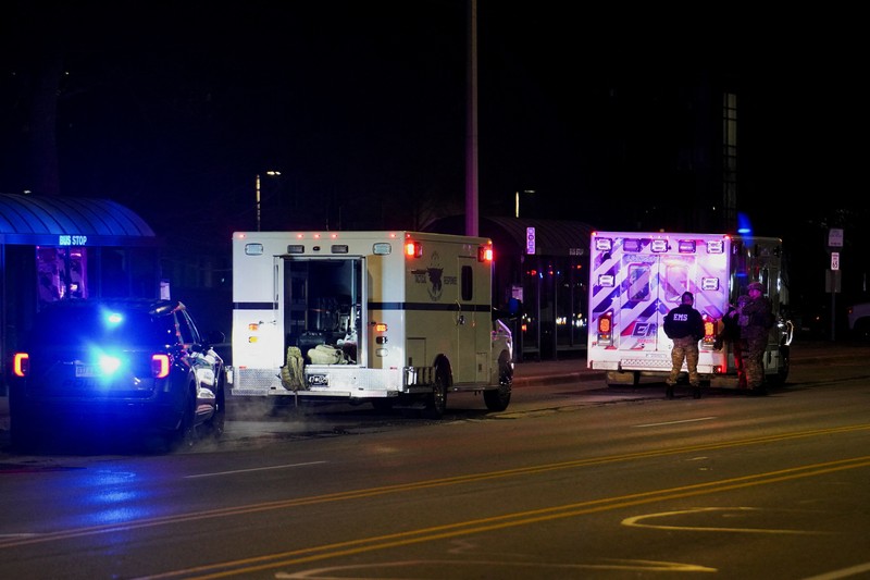 Petugas polisi berjalan di dekat lokasi tersangka berada ketika mereka menanggapi penembakan di Michigan State University di East Lansing, Michigan, AS, 14 Februari 2023. (REUTERS/Dieu-Nalio Chery )