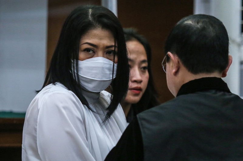 Mantan Kepala Urusan Dalam Negeri Polri Ferdy Sambo, yang dituduh membunuh pengawal Nofriansyah Yosua Hutabarat, memberi isyarat saat tiba untuk sidang putusan di pengadilan Jakarta Selatan di Jakarta pada 13 Februari 2023. Mantan Kepala Urusan Dalam Negeri Polri Ferdy Sambo, yang dituduh membunuh pengawal Nofriansyah Yosua Hutabarat, memberi isyarat saat tiba untuk sidang putusan di pengadilan Jakarta Selatan di Jakarta pada 13 Februari 2023. (ADITYA AJI/AFP via Getty Images)