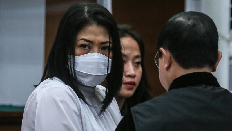 Mantan Kepala Urusan Dalam Negeri Polri Ferdy Sambo, yang dituduh membunuh pengawal Nofriansyah Yosua Hutabarat, memberi isyarat saat tiba untuk sidang putusan di pengadilan Jakarta Selatan di Jakarta pada 13 Februari 2023. (ADITYA AJI/AFP via Getty Images)