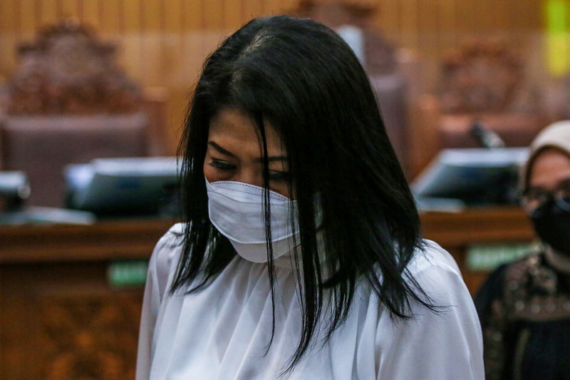 Mantan Kepala Urusan Dalam Negeri Polri Ferdy Sambo, yang dituduh membunuh pengawal Nofriansyah Yosua Hutabarat, memberi isyarat saat tiba untuk sidang putusan di pengadilan Jakarta Selatan di Jakarta pada 13 Februari 2023. Mantan Kepala Urusan Dalam Negeri Polri Ferdy Sambo, yang dituduh membunuh pengawal Nofriansyah Yosua Hutabarat, memberi isyarat saat tiba untuk sidang putusan di pengadilan Jakarta Selatan di Jakarta pada 13 Februari 2023. (ADITYA AJI/AFP via Getty Images)