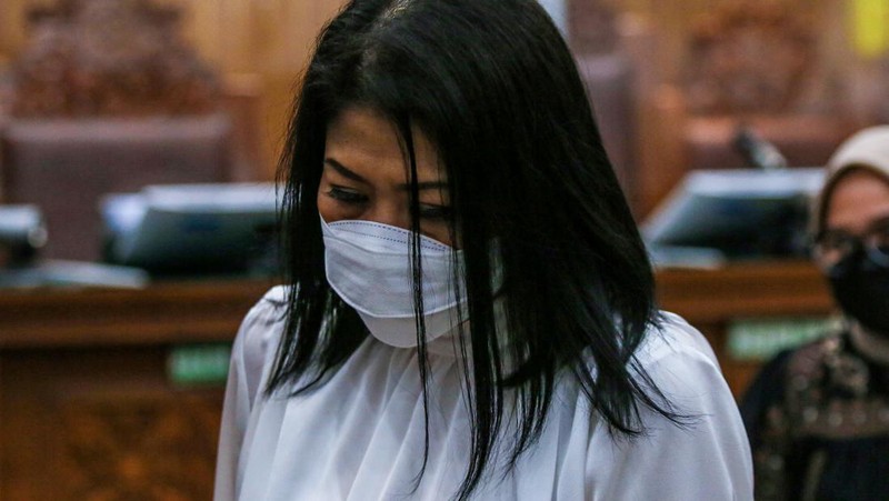 Mantan Kepala Urusan Dalam Negeri Polri Ferdy Sambo, yang dituduh membunuh pengawal Nofriansyah Yosua Hutabarat, memberi isyarat saat tiba untuk sidang putusan di pengadilan Jakarta Selatan di Jakarta pada 13 Februari 2023. (ADITYA AJI/AFP via Getty Images)