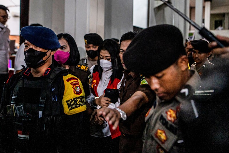 Mantan Kepala Urusan Dalam Negeri Polri Ferdy Sambo, yang dituduh membunuh pengawal Nofriansyah Yosua Hutabarat, memberi isyarat saat tiba untuk sidang putusan di pengadilan Jakarta Selatan di Jakarta pada 13 Februari 2023. Mantan Kepala Urusan Dalam Negeri Polri Ferdy Sambo, yang dituduh membunuh pengawal Nofriansyah Yosua Hutabarat, memberi isyarat saat tiba untuk sidang putusan di pengadilan Jakarta Selatan di Jakarta pada 13 Februari 2023. (ADITYA AJI/AFP via Getty Images)