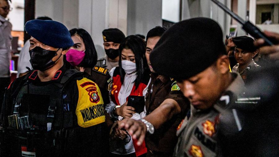Mantan Kepala Urusan Dalam Negeri Polri Ferdy Sambo, yang dituduh membunuh pengawal Nofriansyah Yosua Hutabarat, memberi isyarat saat tiba untuk sidang putusan di pengadilan Jakarta Selatan di Jakarta pada 13 Februari 2023. (ADITYA AJI/AFP via Getty Images)