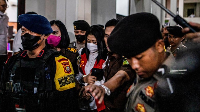 Mantan Kepala Urusan Dalam Negeri Polri Ferdy Sambo, yang dituduh membunuh pengawal Nofriansyah Yosua Hutabarat, memberi isyarat saat tiba untuk sidang putusan di pengadilan Jakarta Selatan di Jakarta pada 13 Februari 2023. (ADITYA AJI/AFP via Getty Images)