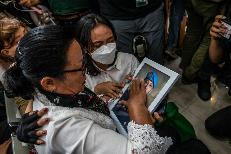 Mantan Kepala Urusan Dalam Negeri Polri Ferdy Sambo, yang dituduh membunuh pengawal Nofriansyah Yosua Hutabarat, memberi isyarat saat tiba untuk sidang putusan di pengadilan Jakarta Selatan di Jakarta pada 13 Februari 2023. Mantan Kepala Urusan Dalam Negeri Polri Ferdy Sambo, yang dituduh membunuh pengawal Nofriansyah Yosua Hutabarat, memberi isyarat saat tiba untuk sidang putusan di pengadilan Jakarta Selatan di Jakarta pada 13 Februari 2023. (ADITYA AJI/AFP via Getty Images)