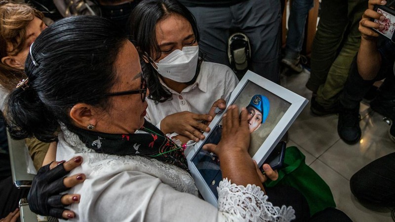 Mantan Kepala Urusan Dalam Negeri Polri Ferdy Sambo, yang dituduh membunuh pengawal Nofriansyah Yosua Hutabarat, memberi isyarat saat tiba untuk sidang putusan di pengadilan Jakarta Selatan di Jakarta pada 13 Februari 2023. (ADITYA AJI/AFP via Getty Images)