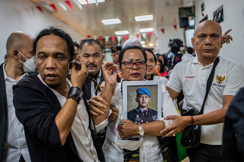 Mantan Kepala Urusan Dalam Negeri Polri Ferdy Sambo, yang dituduh membunuh pengawal Nofriansyah Yosua Hutabarat, memberi isyarat saat tiba untuk sidang putusan di pengadilan Jakarta Selatan di Jakarta pada 13 Februari 2023. Mantan Kepala Urusan Dalam Negeri Polri Ferdy Sambo, yang dituduh membunuh pengawal Nofriansyah Yosua Hutabarat, memberi isyarat saat tiba untuk sidang putusan di pengadilan Jakarta Selatan di Jakarta pada 13 Februari 2023. (ADITYA AJI/AFP via Getty Images)