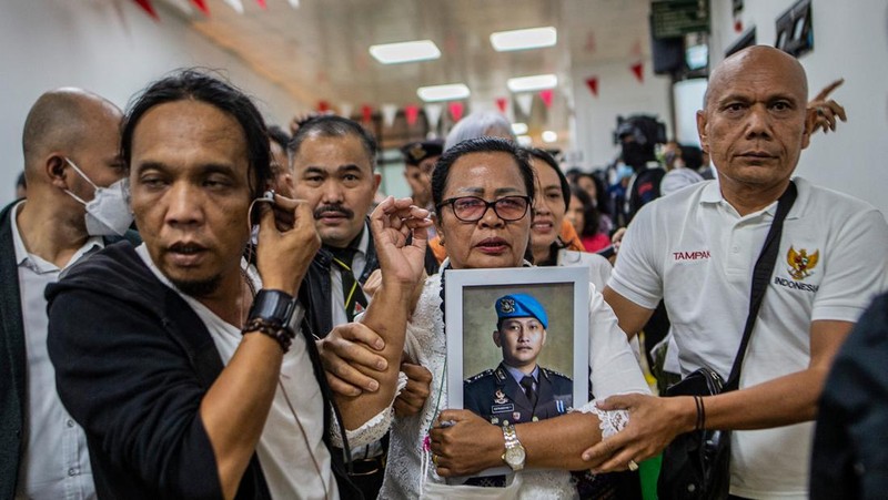 Mantan Kepala Urusan Dalam Negeri Polri Ferdy Sambo, yang dituduh membunuh pengawal Nofriansyah Yosua Hutabarat, memberi isyarat saat tiba untuk sidang putusan di pengadilan Jakarta Selatan di Jakarta pada 13 Februari 2023. (ADITYA AJI/AFP via Getty Images)