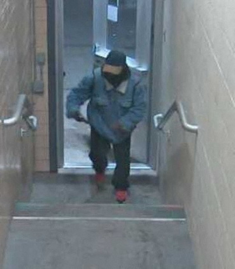 Petugas polisi berjalan di dekat lokasi tersangka berada ketika mereka menanggapi penembakan di Michigan State University di East Lansing, Michigan, AS, 14 Februari 2023. Petugas polisi berjalan di dekat lokasi tersangka berada ketika mereka menanggapi penembakan di Michigan State University di East Lansing, Michigan, AS, 14 Februari 2023. (REUTERS/Dieu-Nalio Chery
)