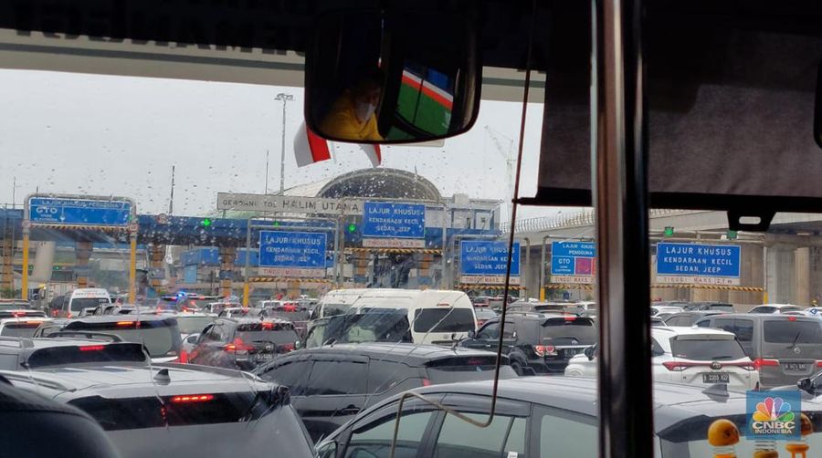 Suasana kemacetan di jalan tol dalam kota, Selasa (14/2/2023). (CNBC Indonesia/Cantika Adinda)