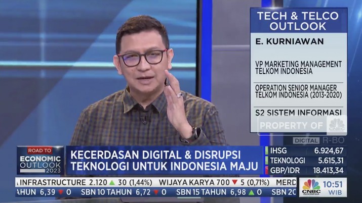 VP Marketing Management PT Telkom Indonesia Edie Kurniawan, dalam acara Tech & Telco Outloock 2023 dengan tema Kecerdasan Digital, Disrupsi Teknologi untuk Indonesia Maju pada Selasa, (14/2/2023). VP Marketing Management PT Telkom Indonesia Edie Kurniawan, dalam acara Tech & Telco Outloock 2023 dengan tema Kecerdasan Digital, Disrupsi Teknologi untuk Indonesia Maju pada Selasa, (14/2/2023). (Tangkapan Layar CNBC Indonesia TV)