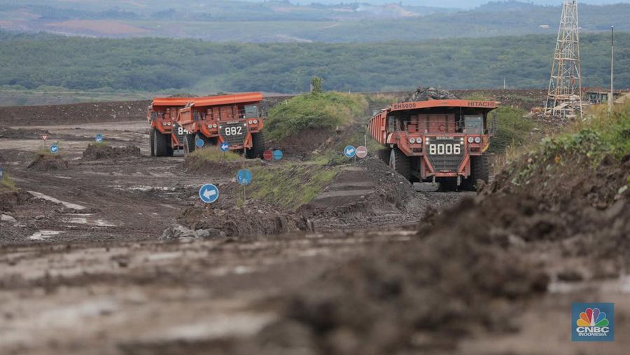 Industri pertambangan merupakan dunia kerja yang identik dengan karakter maskulin dan secara alamiah pekerjanya lebih cocok untuk kaum laki-laki. (վ/Tri Susilo)