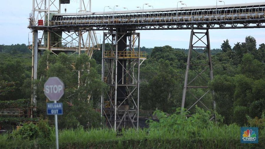 Industri pertambangan merupakan dunia kerja yang identik dengan karakter maskulin dan secara alamiah pekerjanya lebih cocok untuk kaum laki-laki. (CNBC Indonesia/Tri Susilo)
