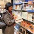 Sri Mulyani Unggah Foto Baca Buku Moneter di Jepang, Kode?