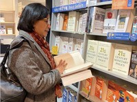 Sri Mulyani Unggah Foto Baca Buku Moneter di Jepang, Kode?