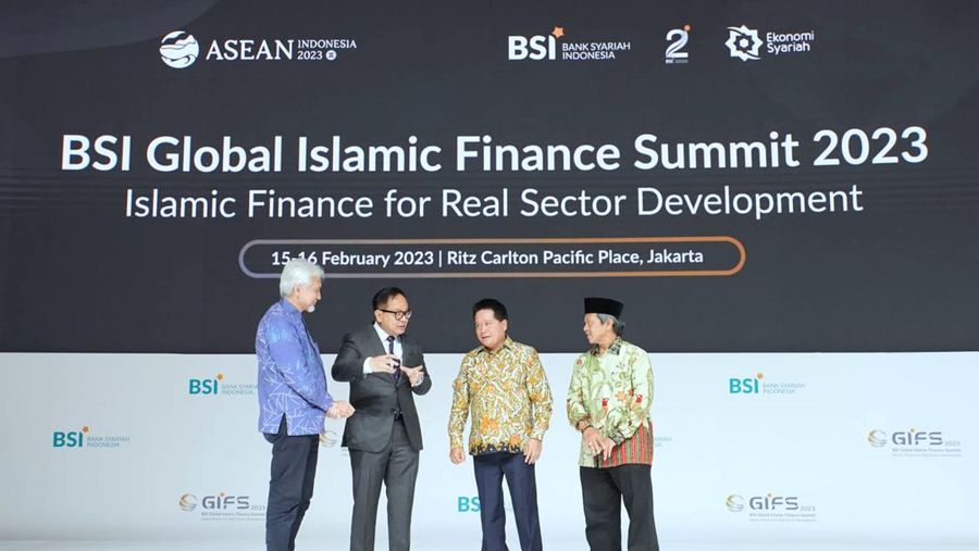 Komisaris Utama PT Bank Syariah Indonesia Tbk (BSI) Adiwarman Azwar Karim, Wakil Menteri BUMN Kartika Wirjoatmodjo, Direktur Utama BSI Hery Gunardi dan Ketua Dewan Pengawas Syariah BSI Hasanudin saat ceremony acara BSI Global Islamic Finance Summit 2023. (Dok. BSI)
