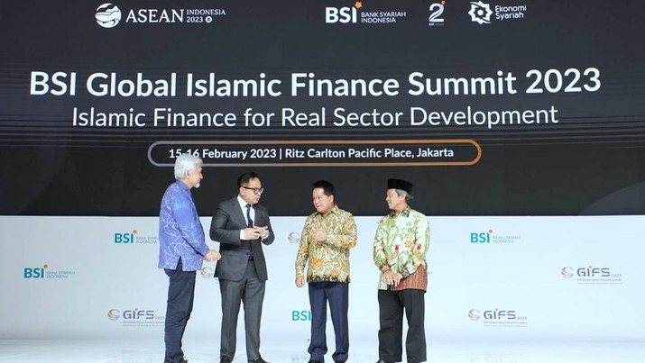 Komisaris Utama PT Bank Syariah Indonesia Tbk (BSI) Adiwarman Azwar Karim, Wakil Menteri BUMN Kartika Wirjoatmodjo, Direktur Utama BSI Hery Gunardi dan Ketua Dewan Pengawas Syariah BSI Hasanudin saat ceremony acara BSI Global Islamic Finance Summit 2023. Komisaris Utama PT Bank Syariah Indonesia Tbk (BSI) Adiwarman Azwar Karim, Wakil Menteri BUMN Kartika Wirjoatmodjo, Direktur Utama BSI Hery Gunardi dan Ketua Dewan Pengawas Syariah BSI Hasanudin saat ceremony acara BSI Global Islamic Finance Summit 2023. (Dok. BSI)
