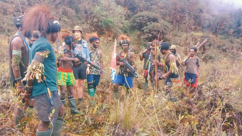 Organisasi Papua Merdeka atau OPM merilis foto-foto terbaru yang menunjukkan kondisi Pilot Susi Air Kapten Philips Max Mehrtens di bawah penyanderaan mereka. (Dok. Istimewa)
