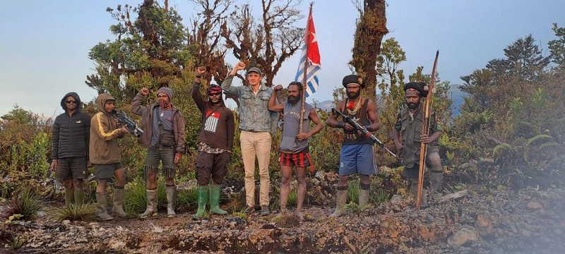 Organisasi Papua Merdeka atau OPM merilis foto-foto terbaru yang menunjukkan kondisi Pilot Susi Air Kapten Philips Max Mehrtens di bawah penyanderaan mereka. (Dok. Istimewa)