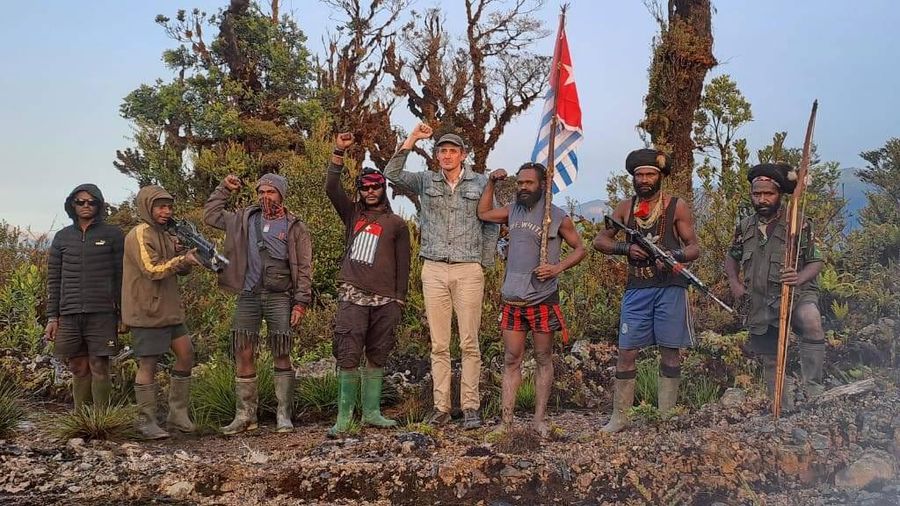 Organisasi Papua Merdeka atau OPM merilis foto-foto terbaru yang menunjukkan kondisi Pilot Susi Air Kapten Philips Max Mehrtens di bawah penyanderaan mereka. (Dok. Istimewa)