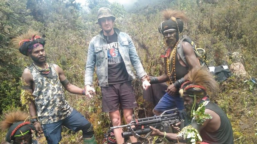 Organisasi Papua Merdeka atau OPM merilis foto-foto terbaru yang menunjukkan kondisi Pilot Susi Air Kapten Philips Max Mehrtens di bawah penyanderaan mereka. (Dok. Istimewa)