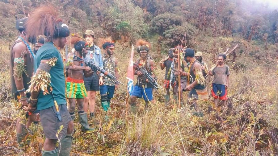 Organisasi Papua Merdeka atau OPM merilis foto-foto terbaru yang menunjukkan kondisi Pilot Susi Air Kapten Philips Max Mehrtens di bawah penyanderaan mereka. (Dok. Istimewa)