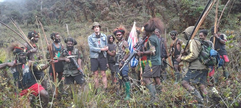 Organisasi Papua Merdeka atau OPM merilis foto-foto terbaru yang menunjukkan kondisi Pilot Susi Air Kapten Philips Max Mehrtens di bawah penyanderaan mereka. (Dok. Istimewa)