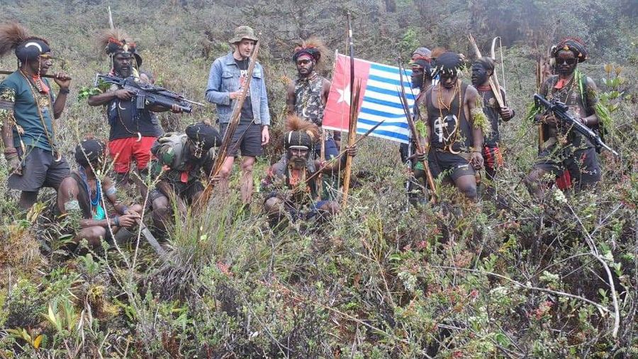 Organisasi Papua Merdeka atau OPM merilis foto-foto terbaru yang menunjukkan kondisi Pilot Susi Air Kapten Philips Max Mehrtens di bawah penyanderaan mereka. (Dok. Istimewa)