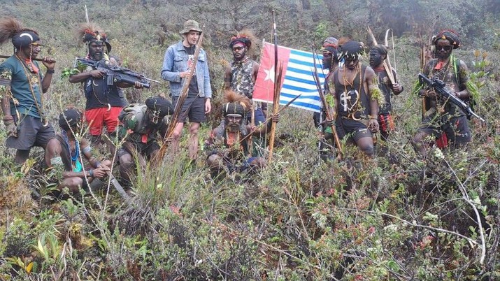 Organisasi Papua Merdeka atau OPM merilis foto-foto terbaru yang menunjukkan kondisi Pilot Susi Air Kapten Philips Max Mehrtens di bawah penyanderaan mereka. (Dok. Istimewa)